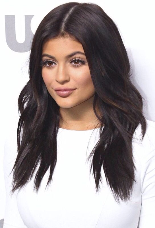 Kylie Jenner with tapered ends in loose waves, one of the famous and best haircuts.